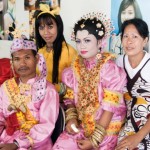 Calabai Upe dressed in yellow and bissu Eka dressed in pink on the right side (photo by avantourists.com)